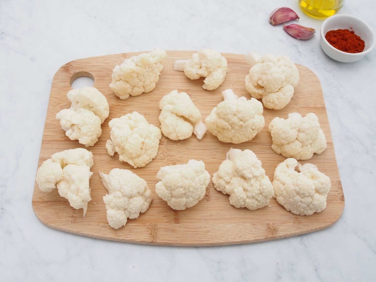 Cortar la coliflor para la coliflor rehogada