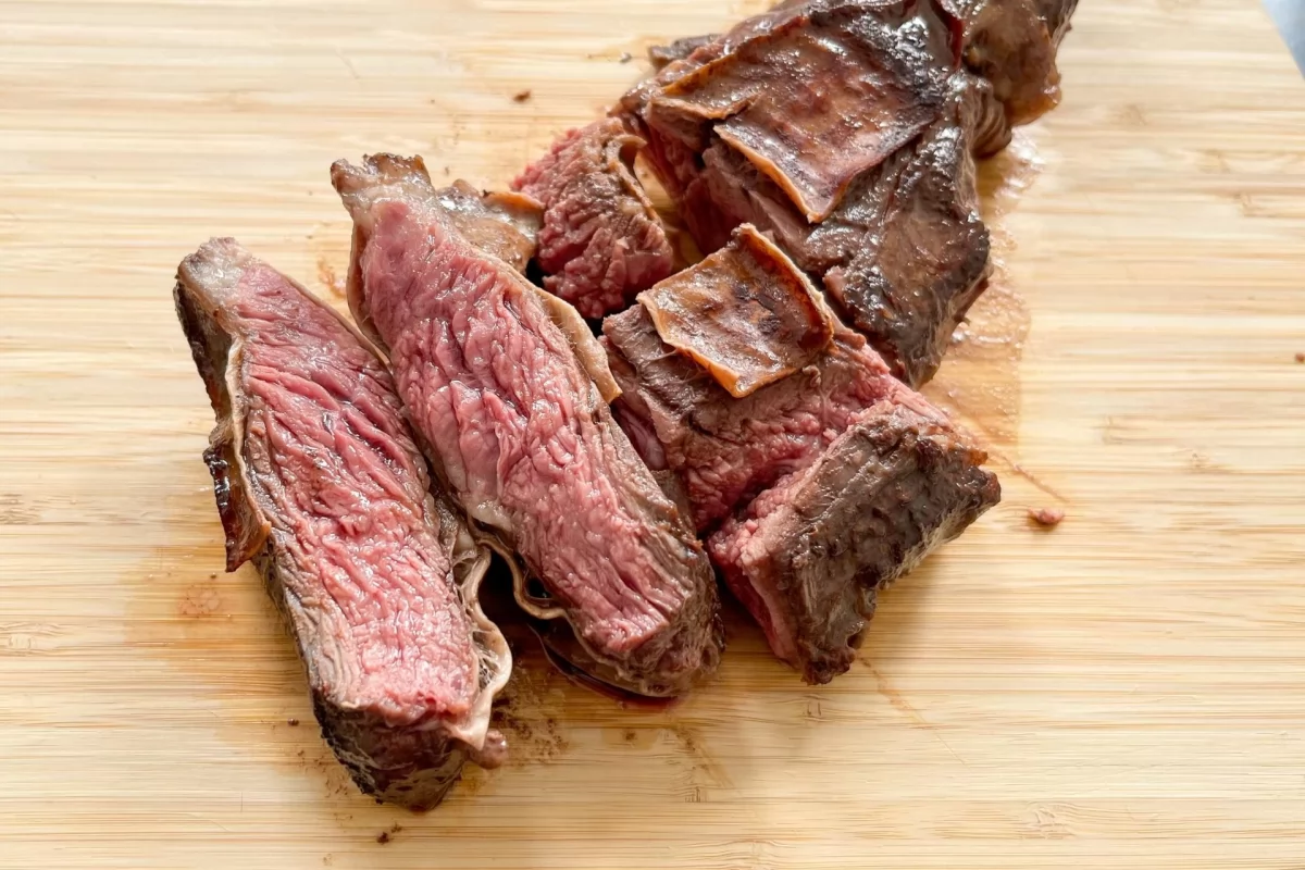 Cortar la entreña de ternera una vez se ha cocinado en su punto al gusto *