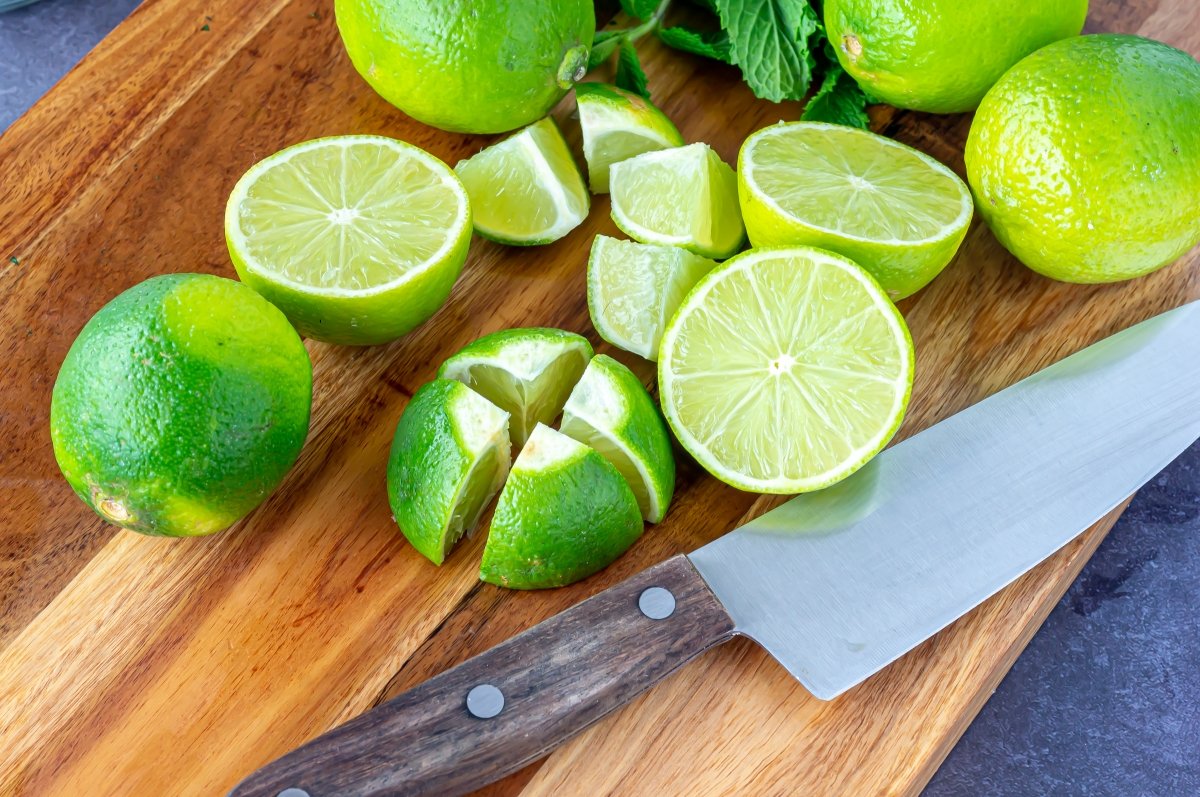 cut lime for mojito