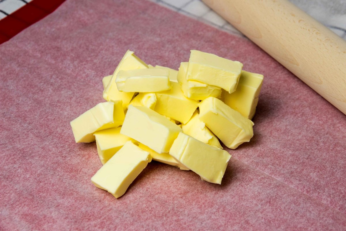 Cortar la mantequilla en dados para hacer una plancha