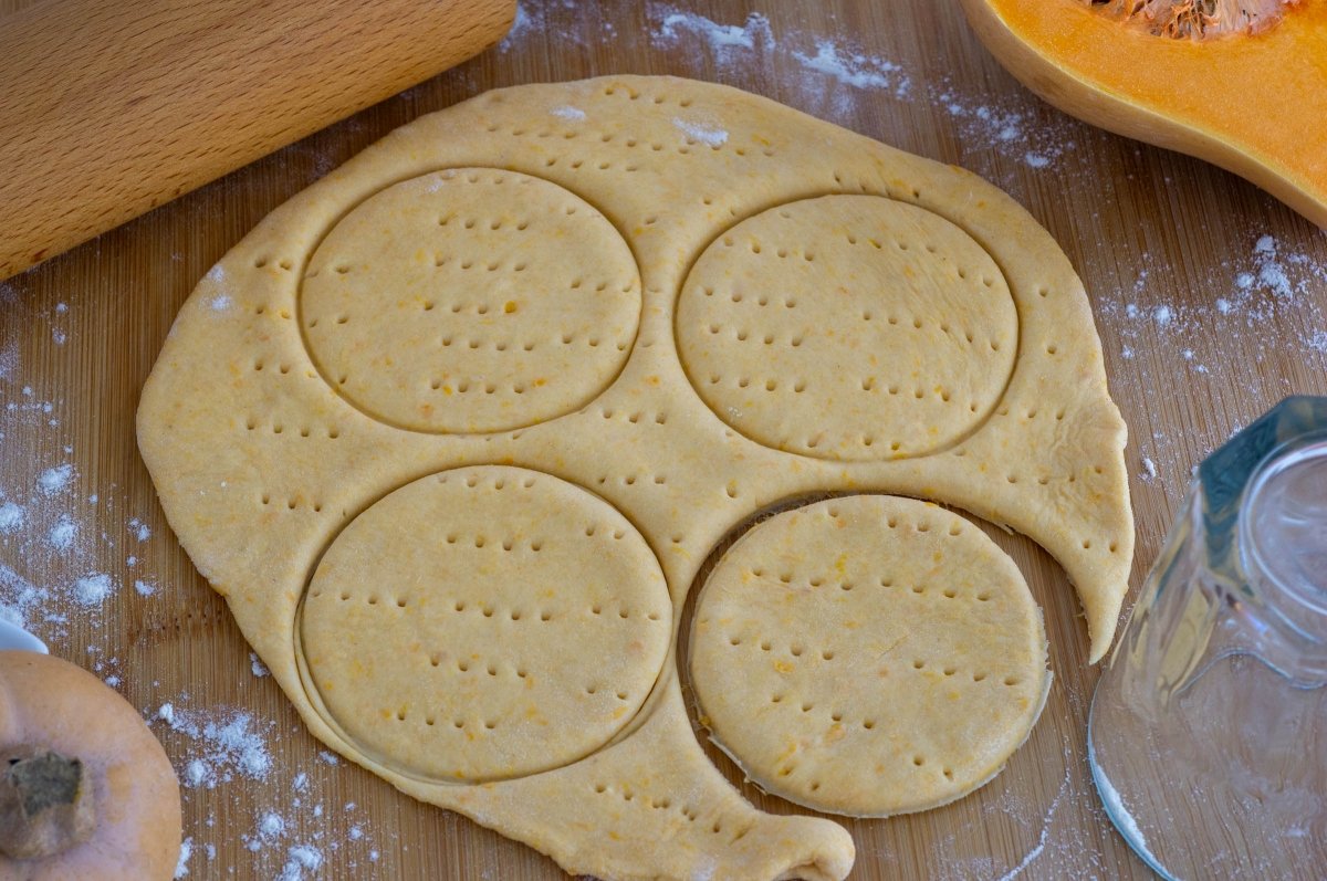 Cortar la masa para las sopaipillas