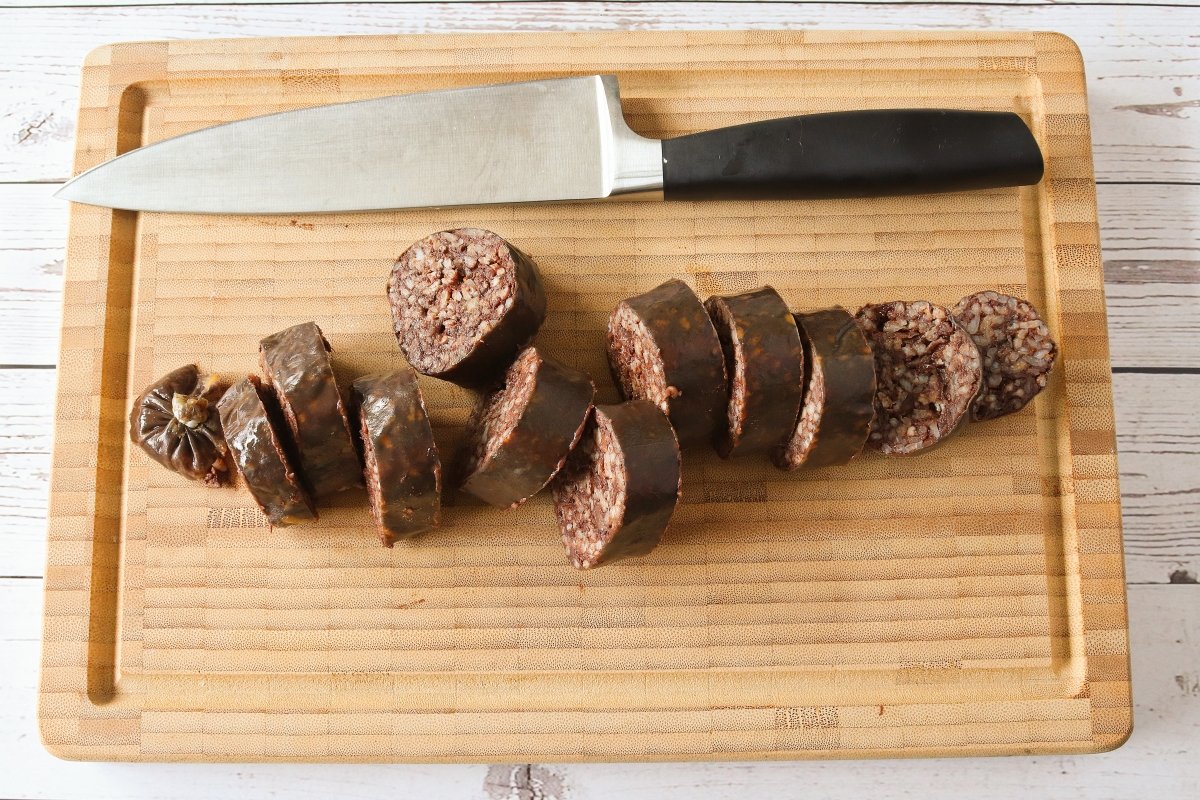 Cortar la morcilla para hacerla en freidora de aire