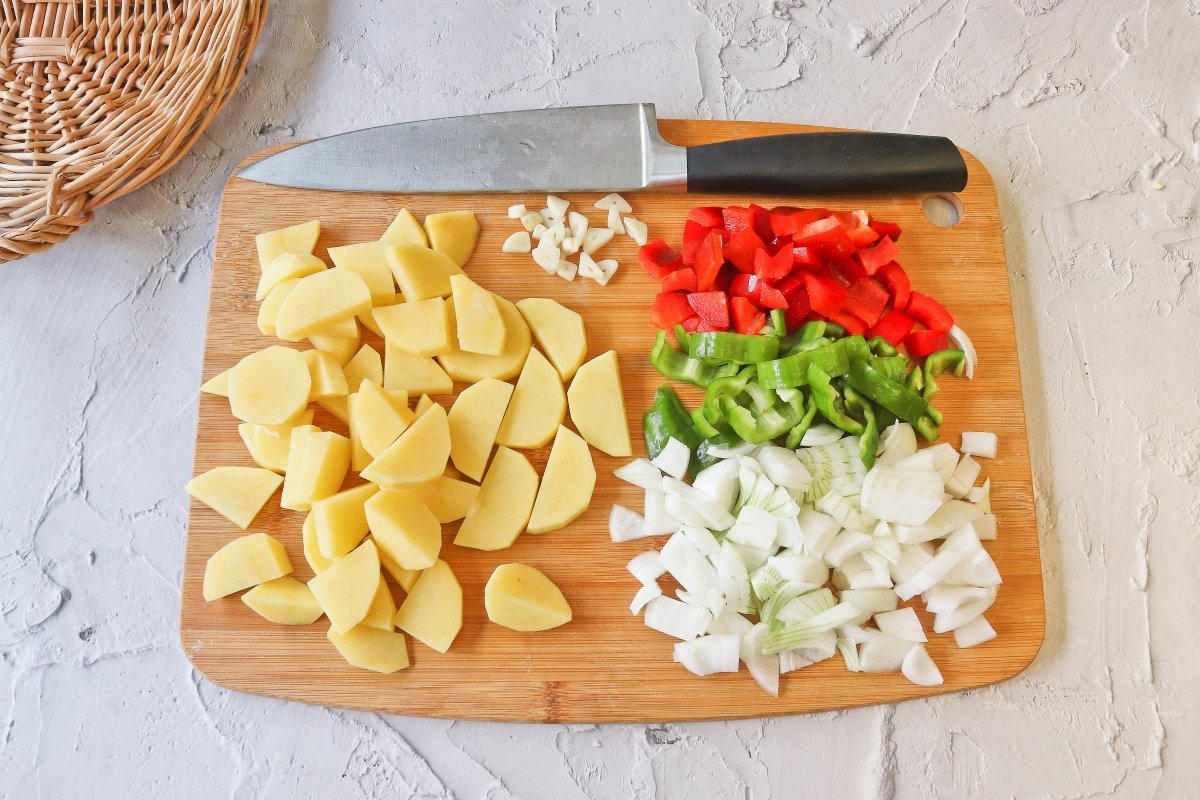 Cortar la patata y las verduras del revuelto campero