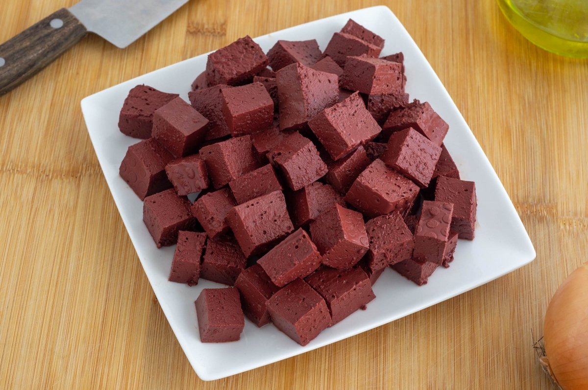 Cortar la sangre en cubos para hacerla encebollada