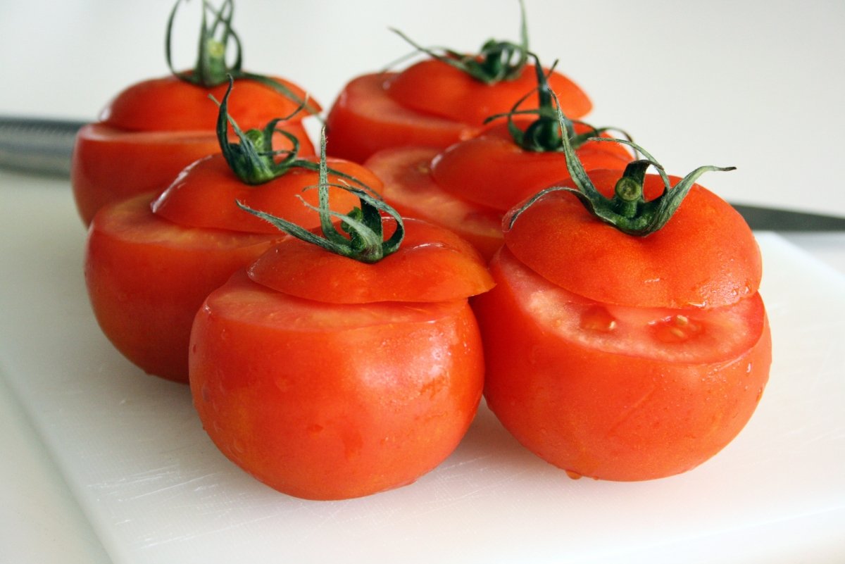 Cortar la tapa de los tomates