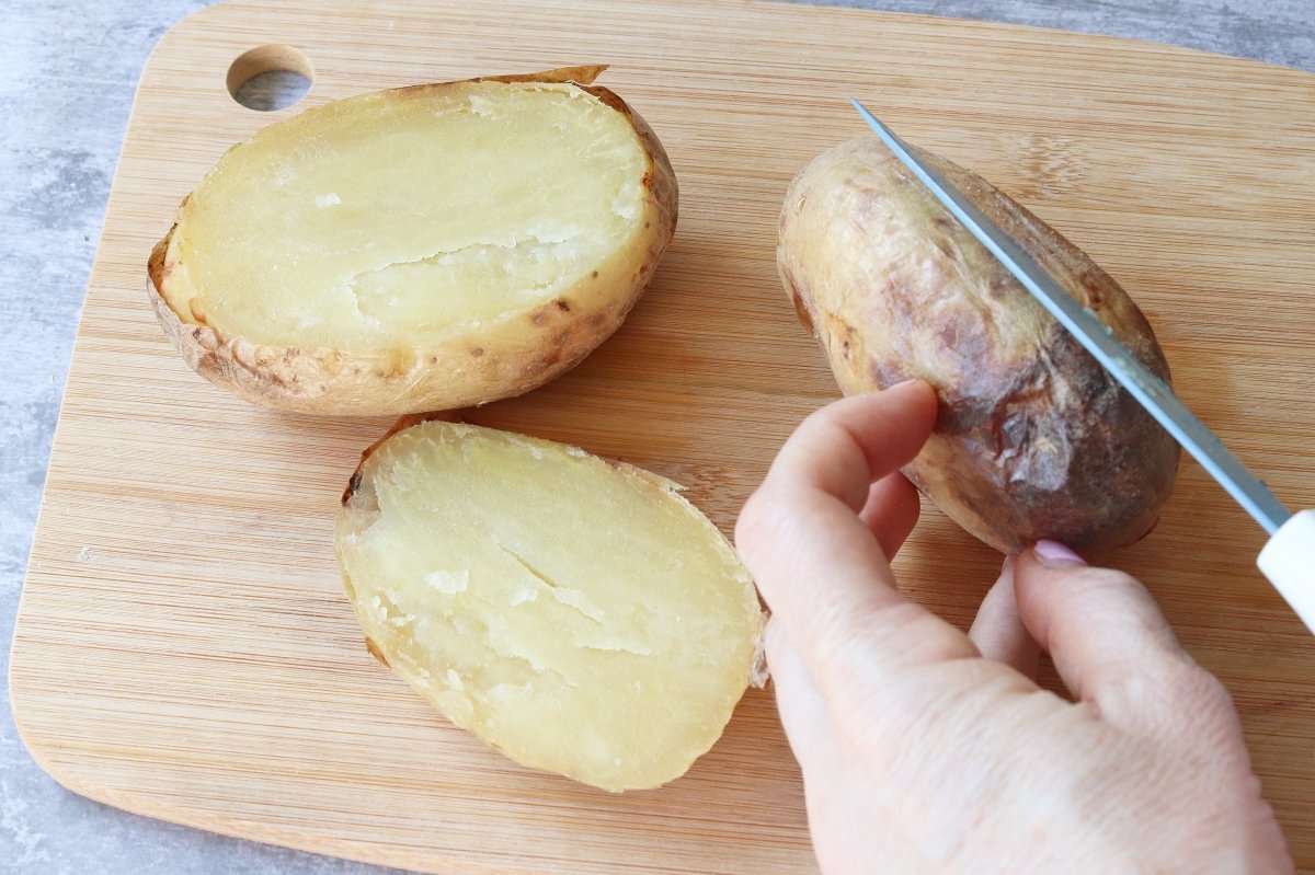 Cortar la tapa patatas rellenas de jamón y queso al horno