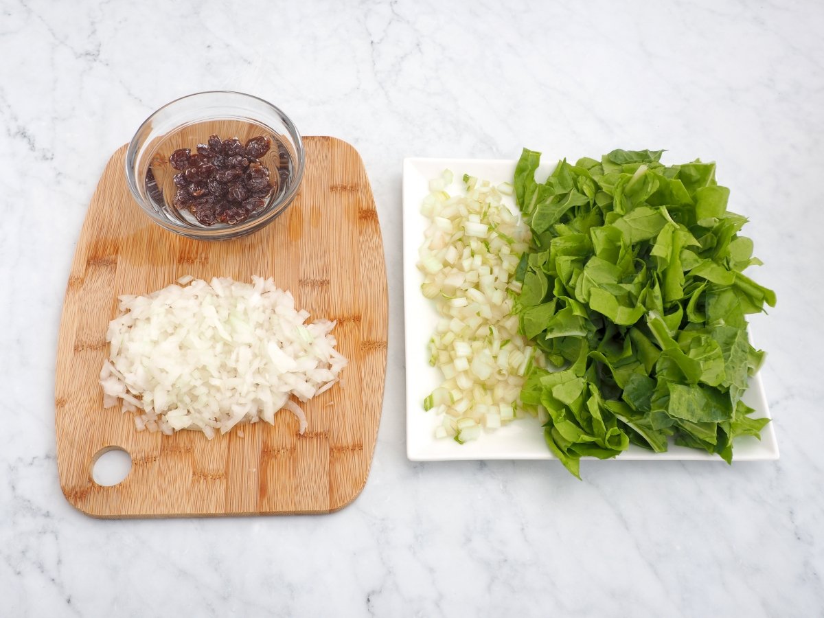 Cortar las acelgas y la cebolla