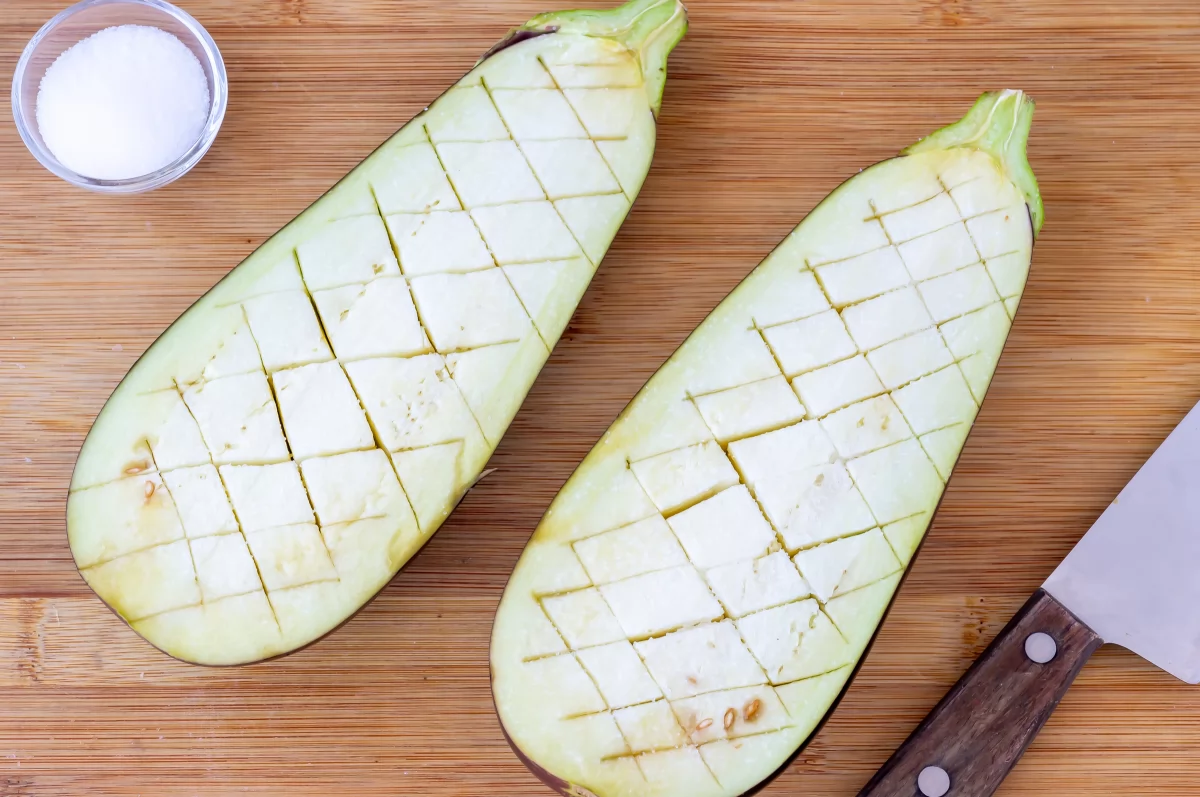 Cortar las berenjenas para hacerlas rellenas en freidora de aire