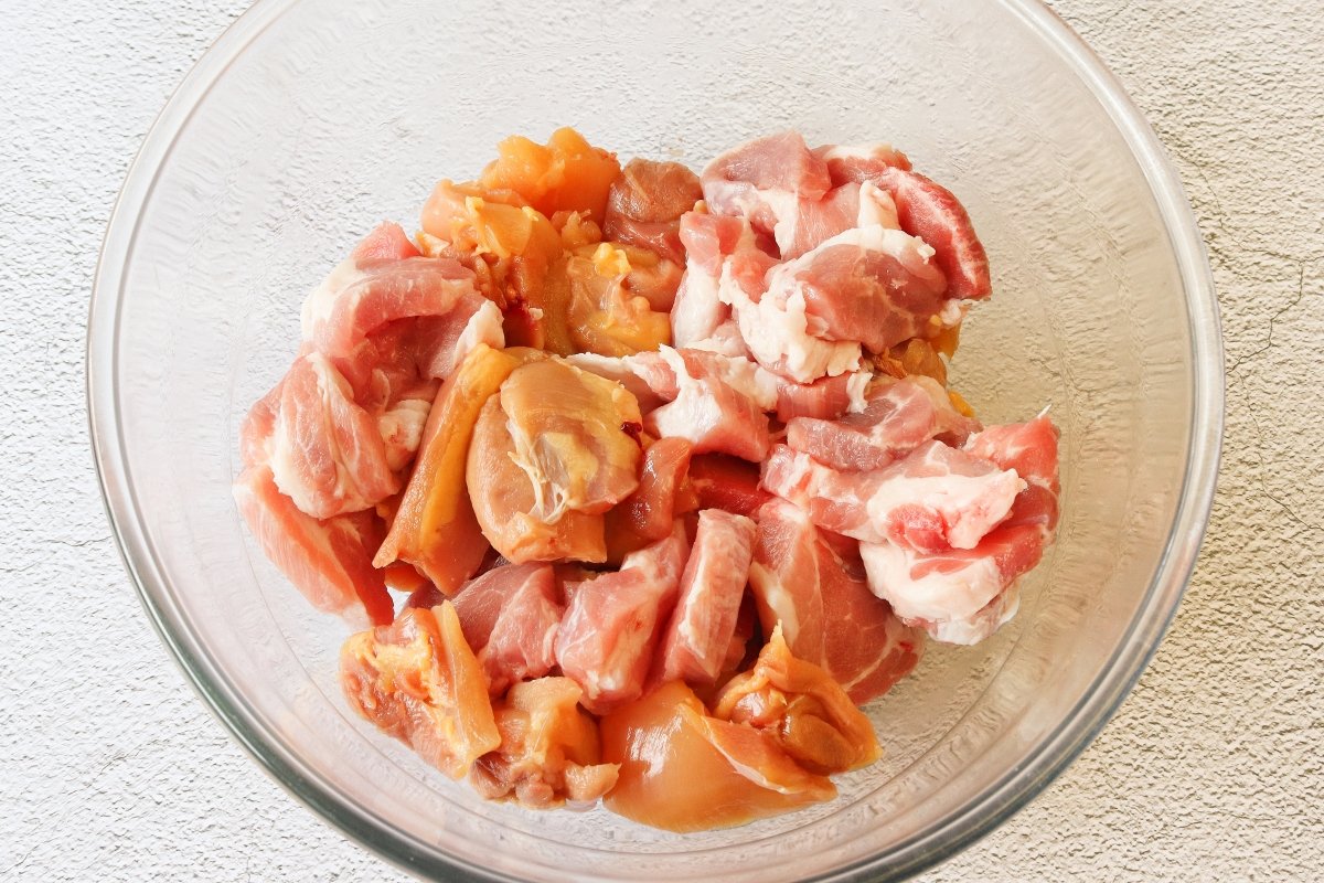 Cortar las carnes para los tamales colombianos