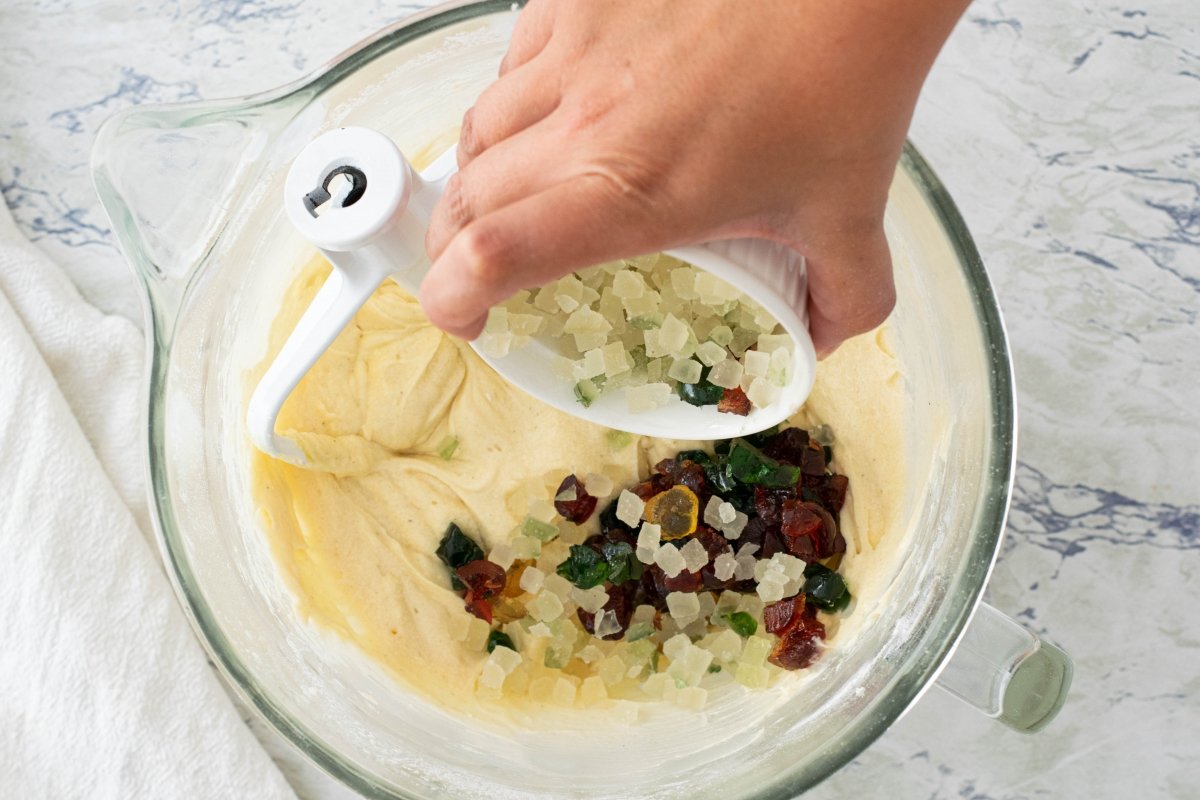 Cortar las frutas confitadas en dados