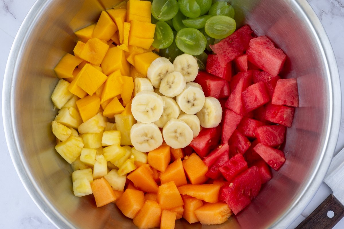 Cortar las frutas de la tizana venezolana