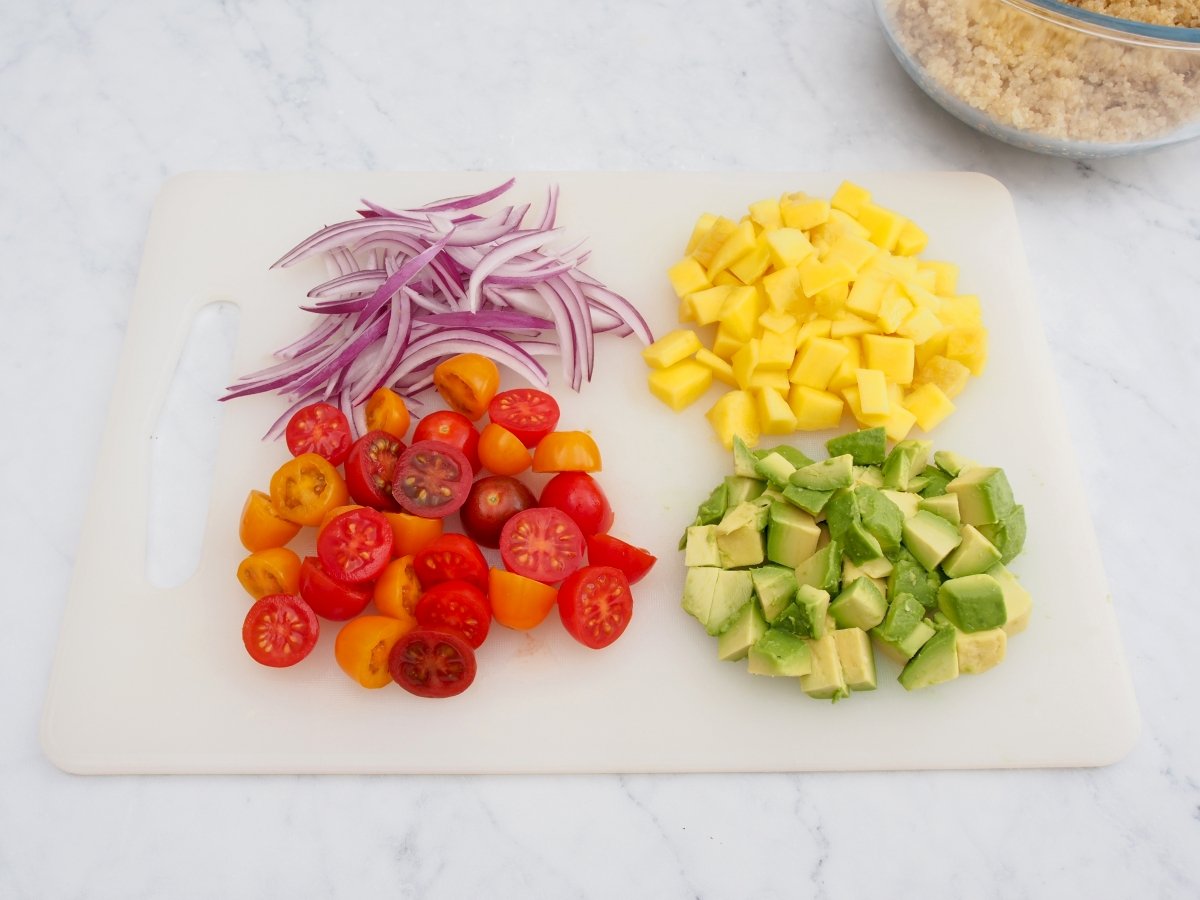 Cortar las frutas y verduras para la ensalada de quinoa