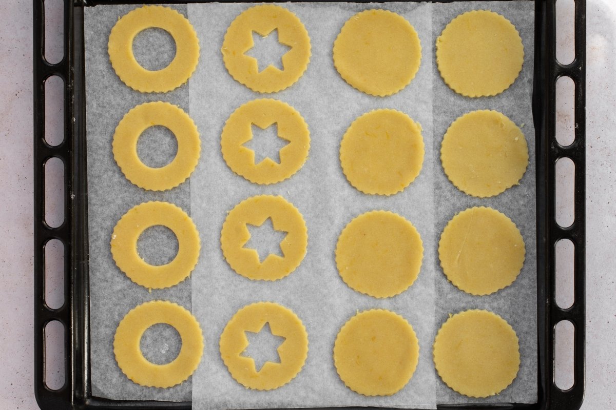 Cut the bottom and top cookies