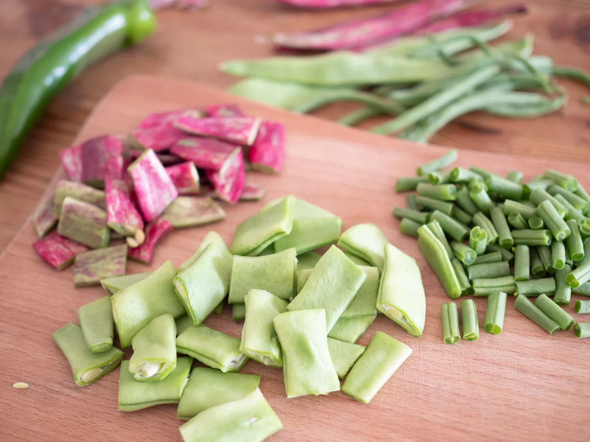 Arroz con judías verdes 2 Cortar las judías verdes para el arroz con judías verdes *