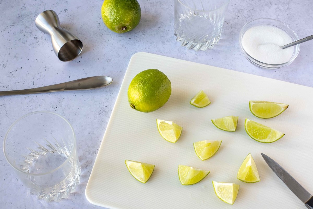 Cut the limes for the caipiroska cocktail