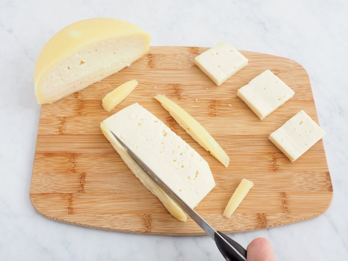 Cortar las lonchas de queso en rectángulos