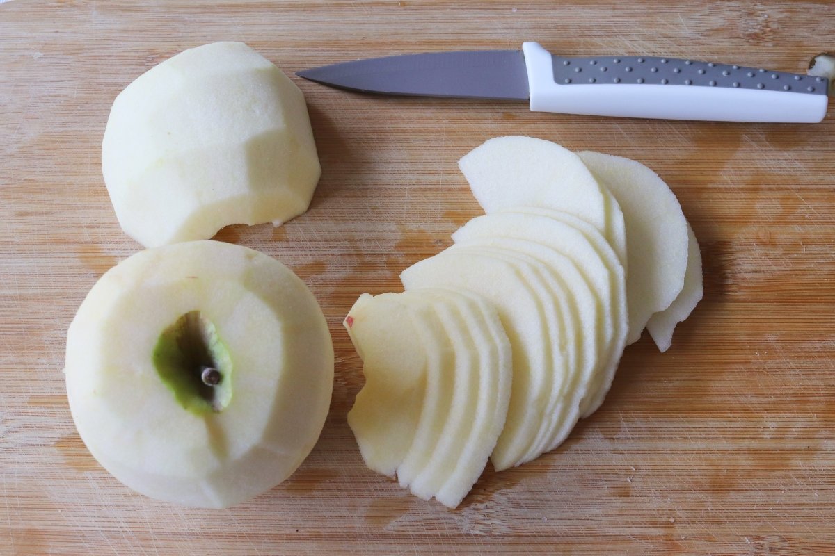 Cortar las manzanas en láminas para cubrir la tarta de manzana