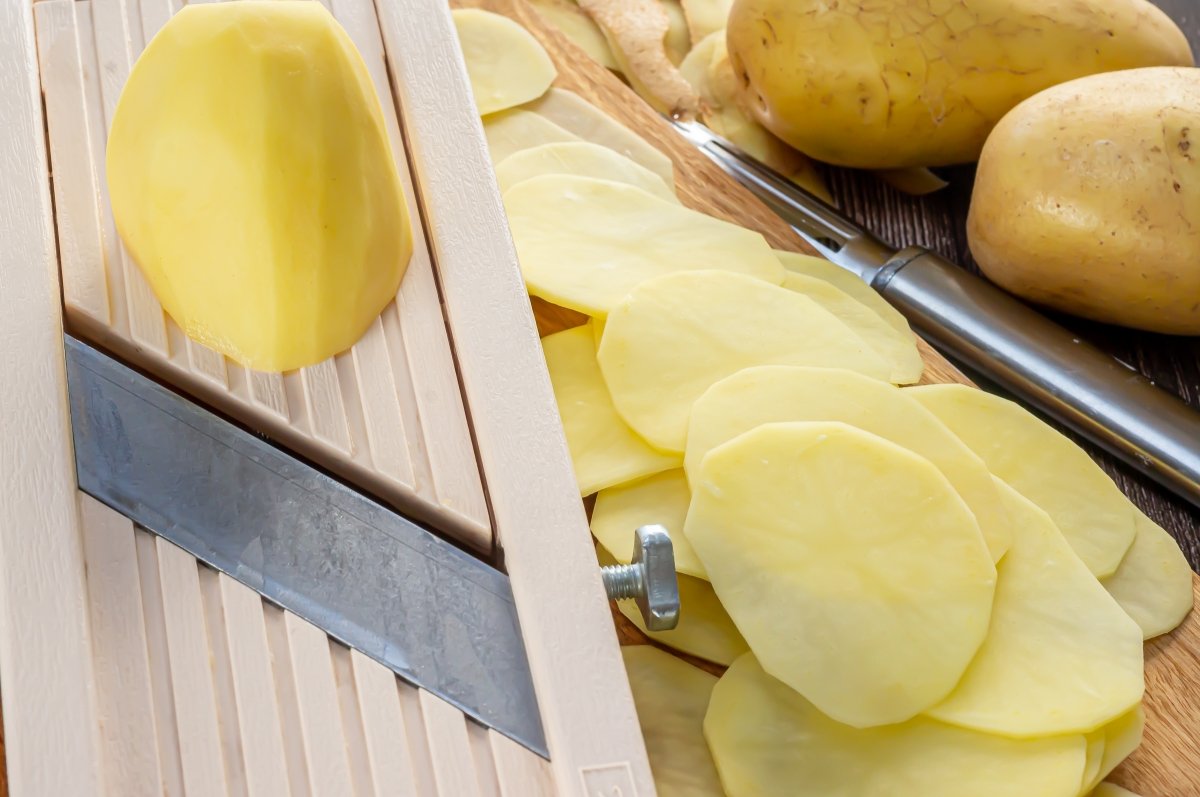 Cortar las patatas en rodajas muy finas