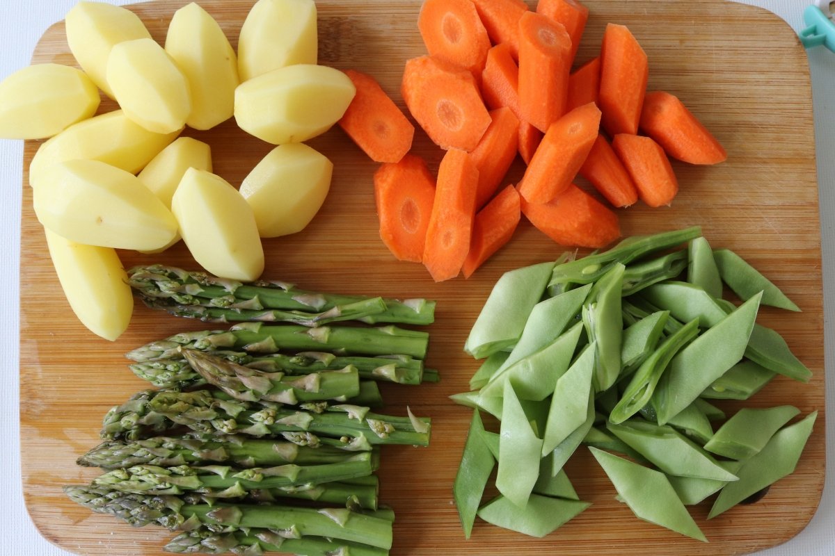 Cortar las patatas, espárragos, zanahoria y judías para el panaché de verduras