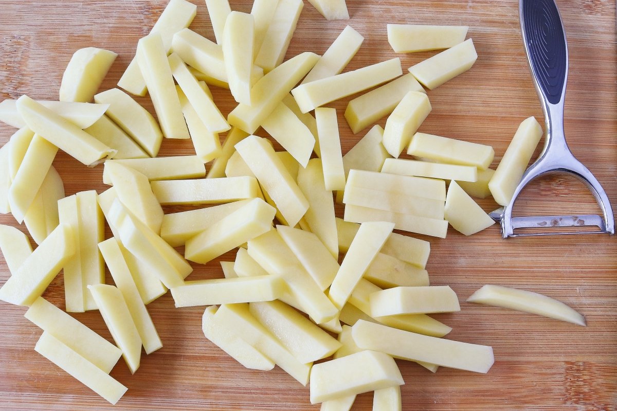 Cortar las patatas para la yaroa dominicana