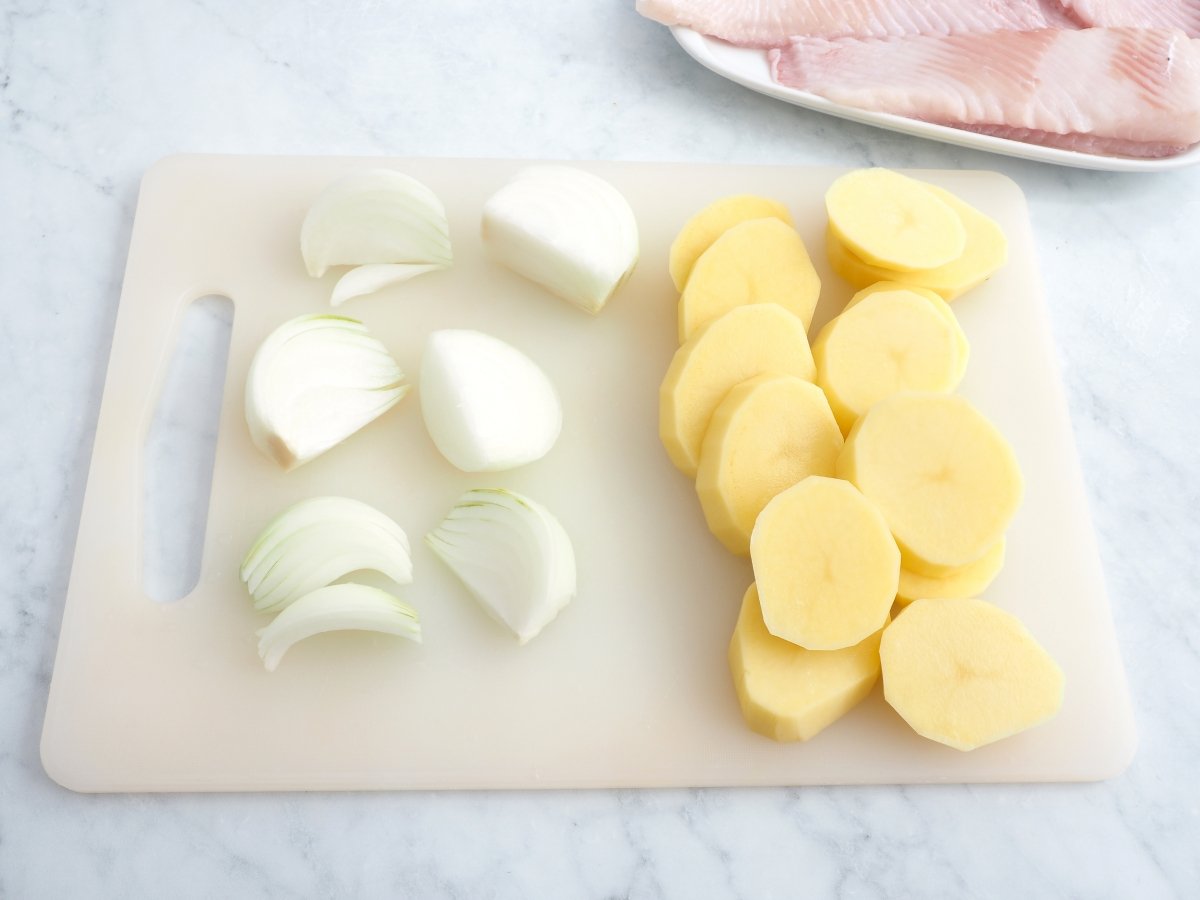 Cortar las patatas y la cebolla para la caldeirada