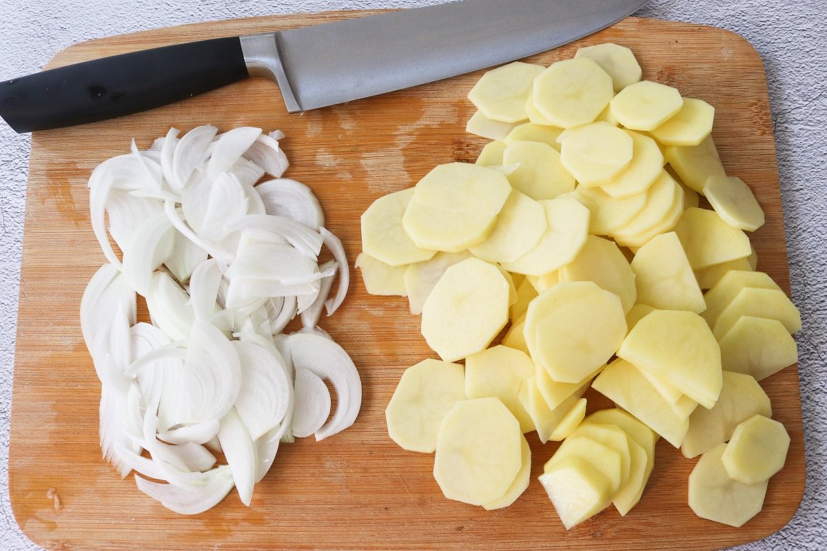 Cortar las patatas y la cebolla para la tortilla