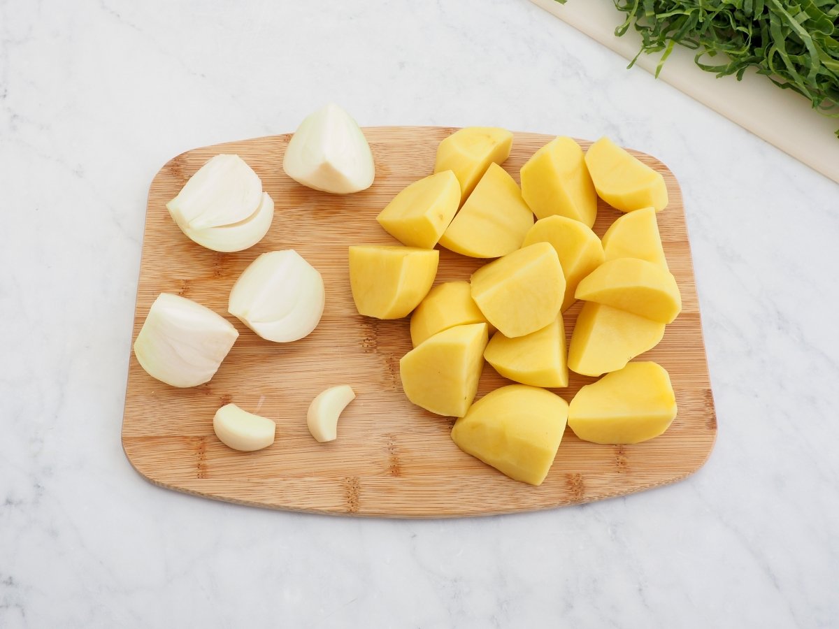 Cortar las patatas y la cebolla