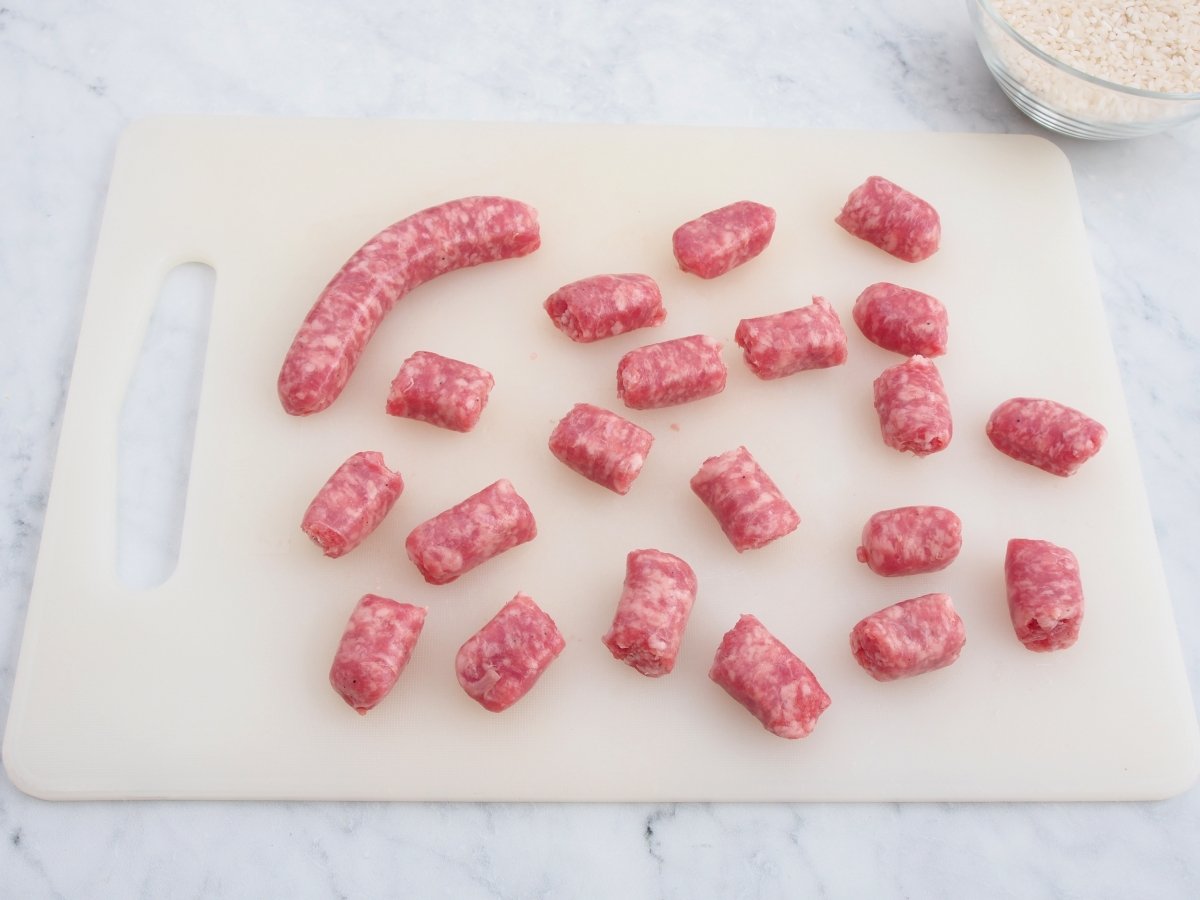 Cortar las salchichas para el arroz con salchichas