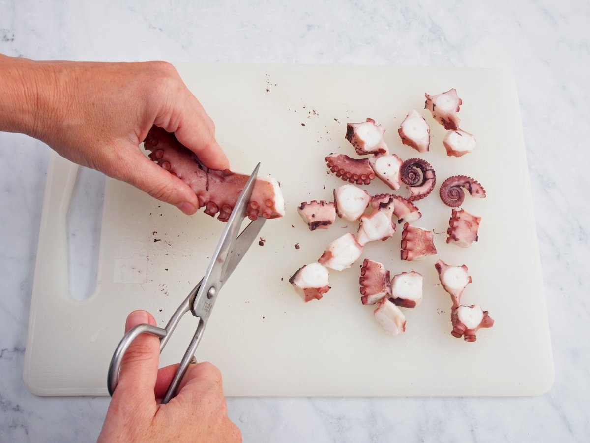 Cortar las tajadas de pulpo para el pulpo a la gallega