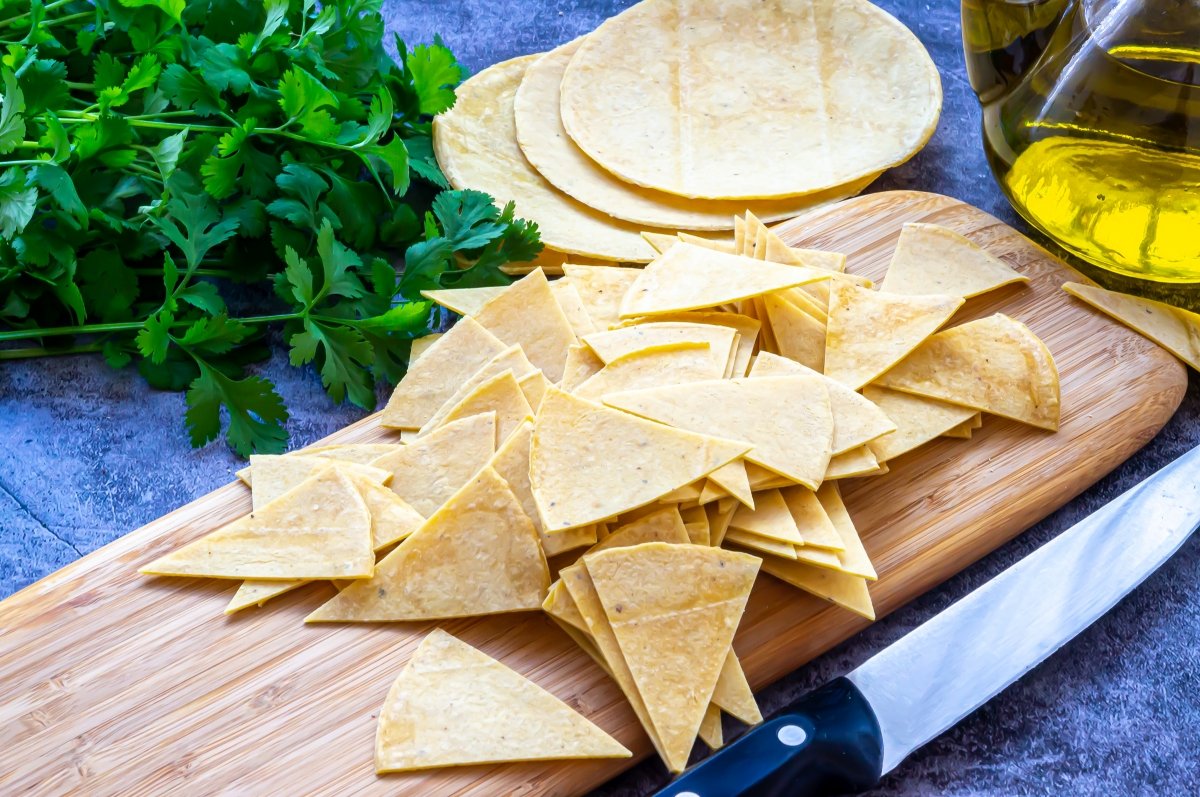 Cortar las tortillas en triángulos