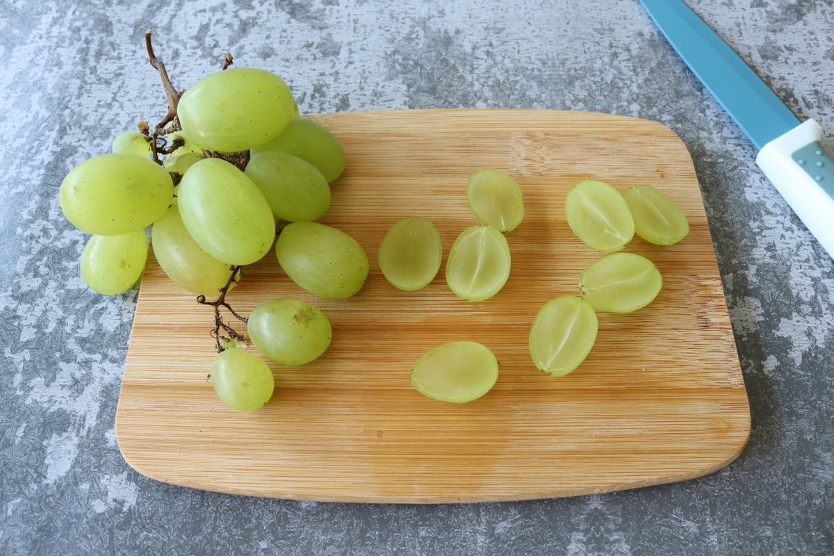 Cortar las uvas para acompañar el ajoblanco