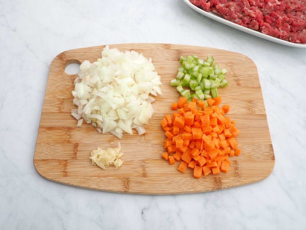 Cortar las verduras del cottage pie