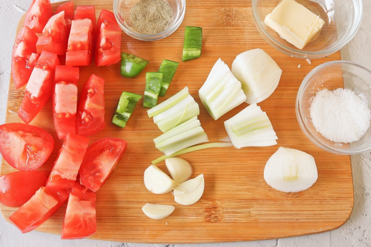 Cortar las verduras del la salsa roja de tomate del pollo chuco