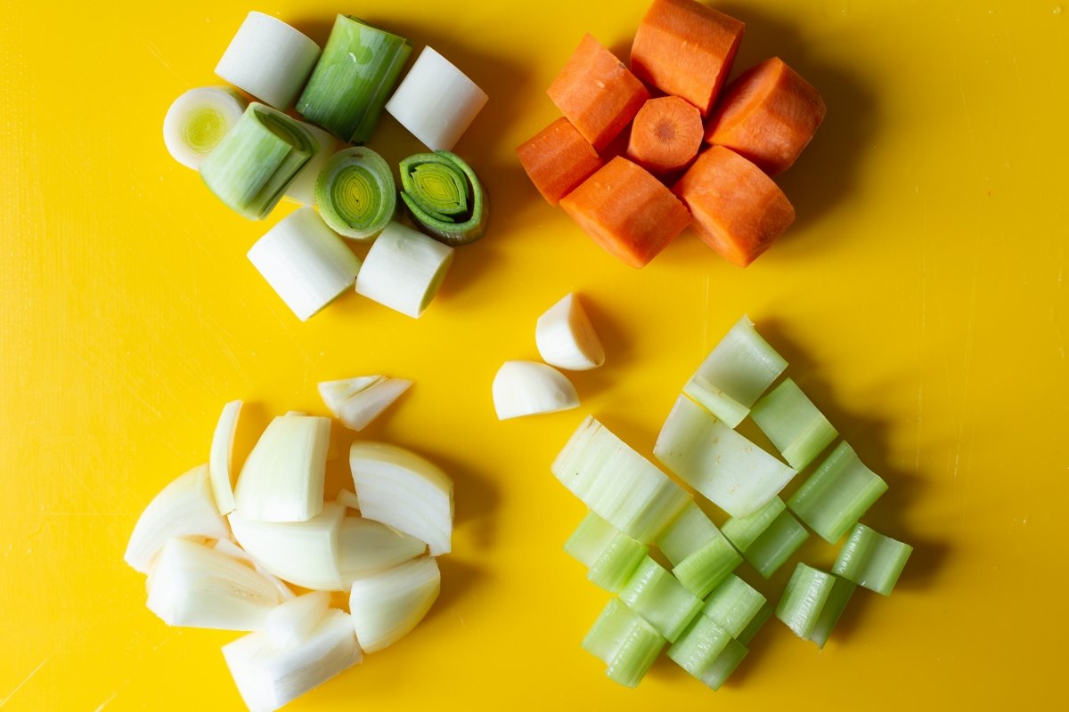 Cut the vegetables into large pieces
