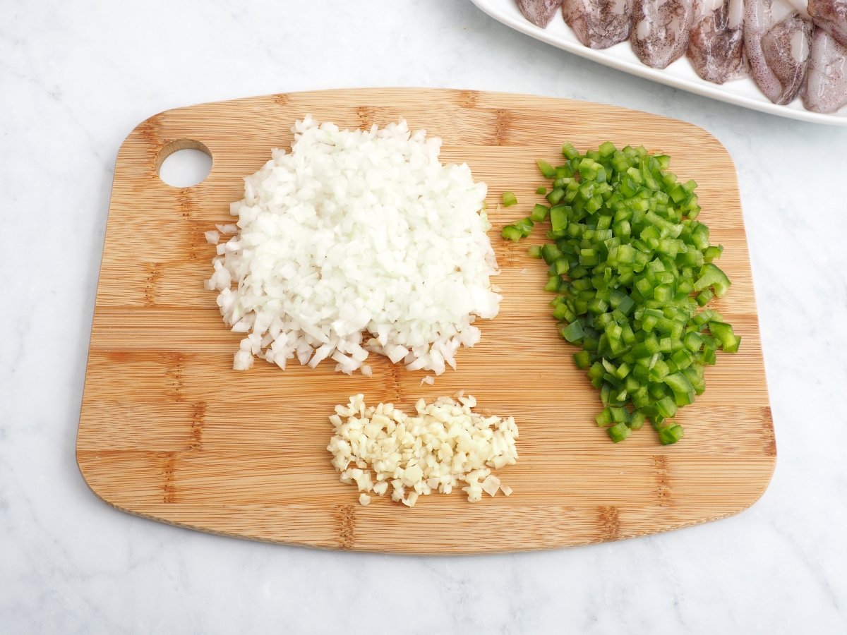Cortar las verduras para el arroz negro con chipirones
