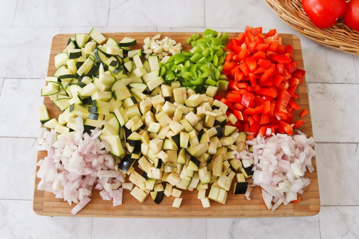 Cortar las verduras para el bacalao con samfaina