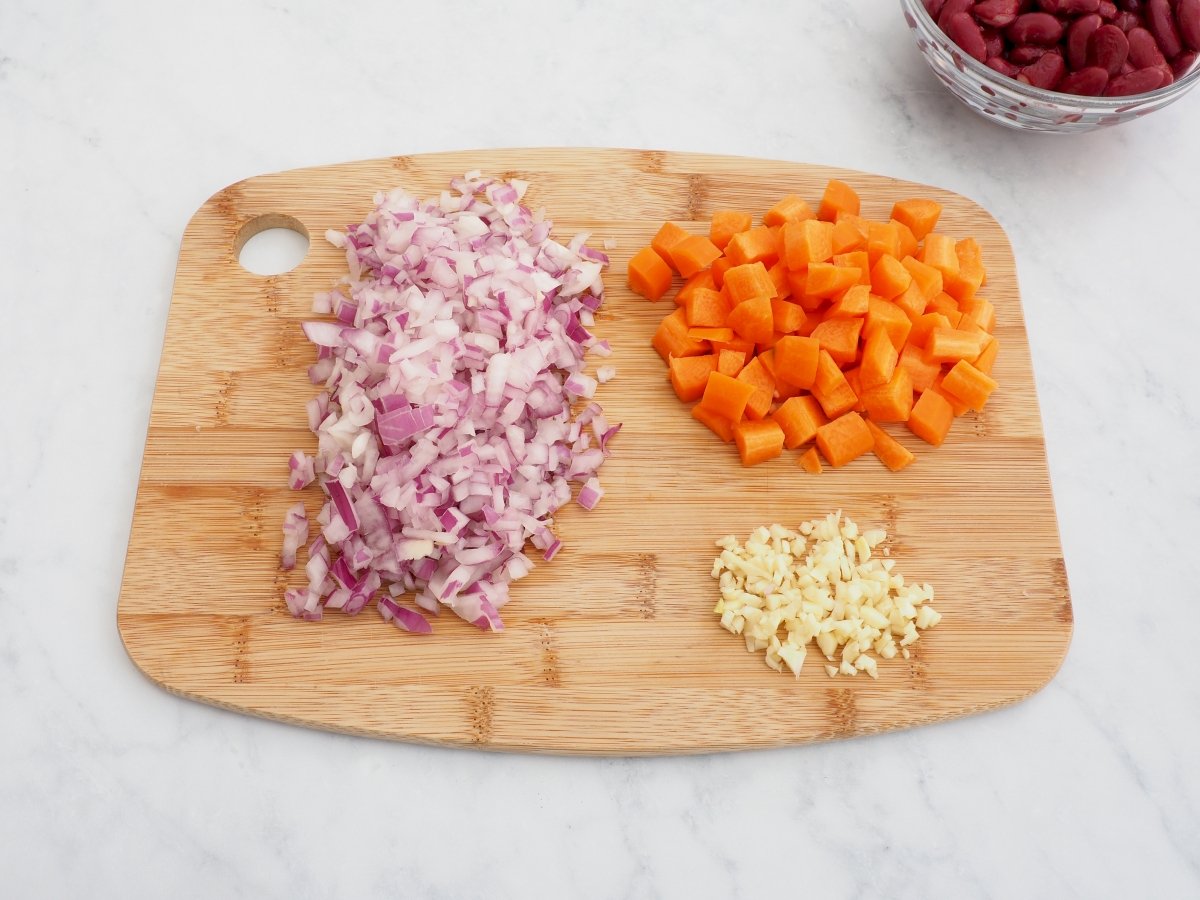 Cortar las verduras para el chili sin carne
