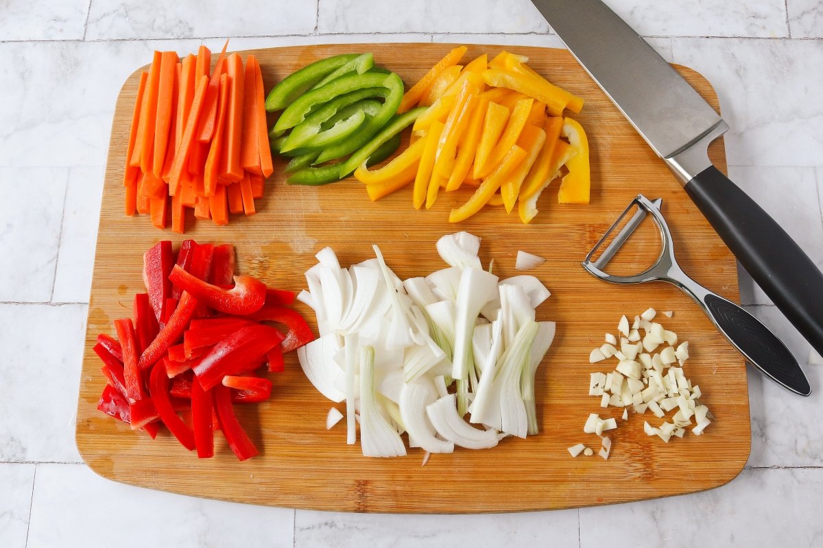 Cortar las verduras para el chop suey