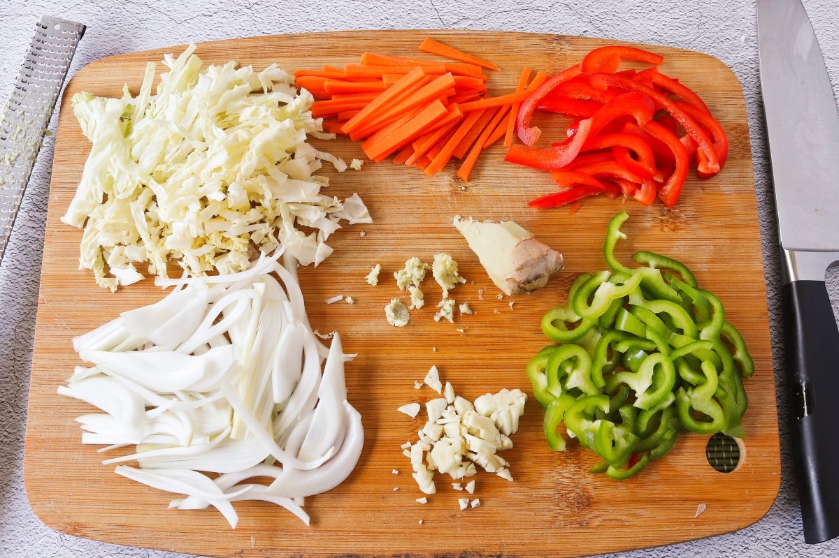 Cortar las verduras para el chow mein