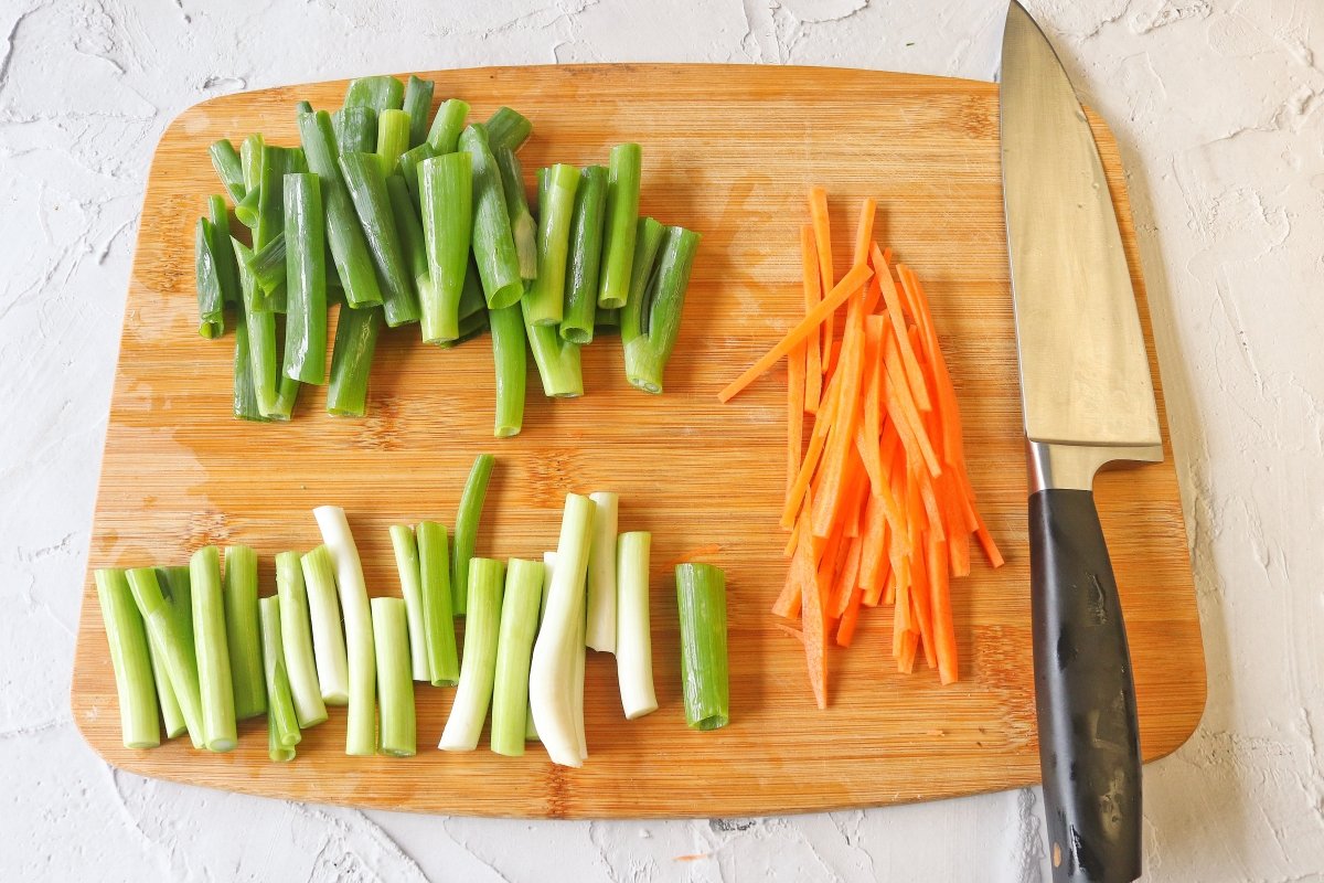 Cortar las verduras para el pajeon