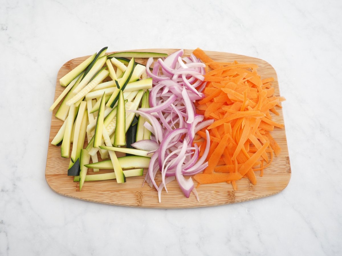 Cortar las verduras para el papillote