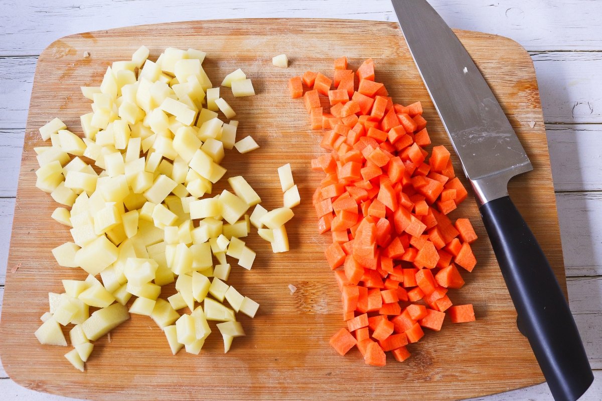 Cortar las verduras para el picadillo