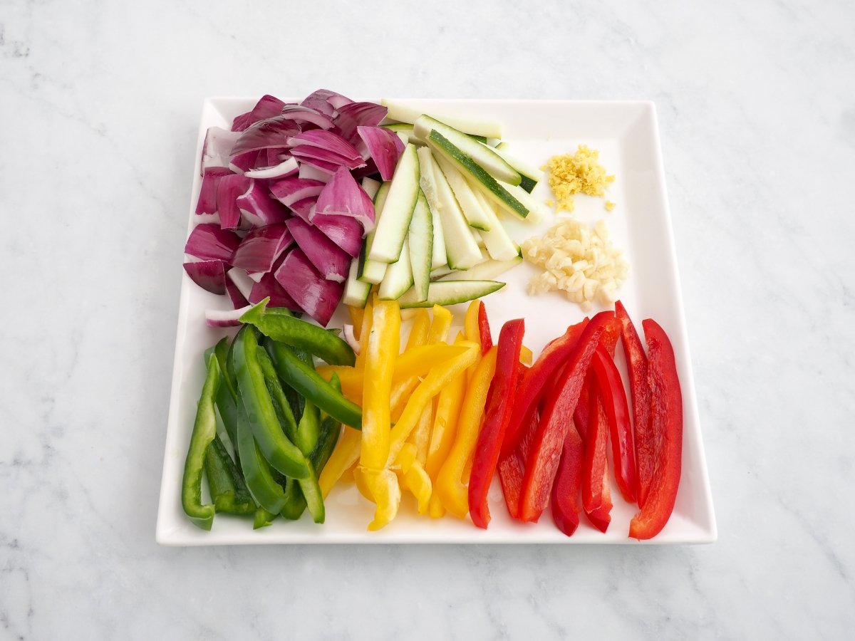 Cortar las verduras para el salteado