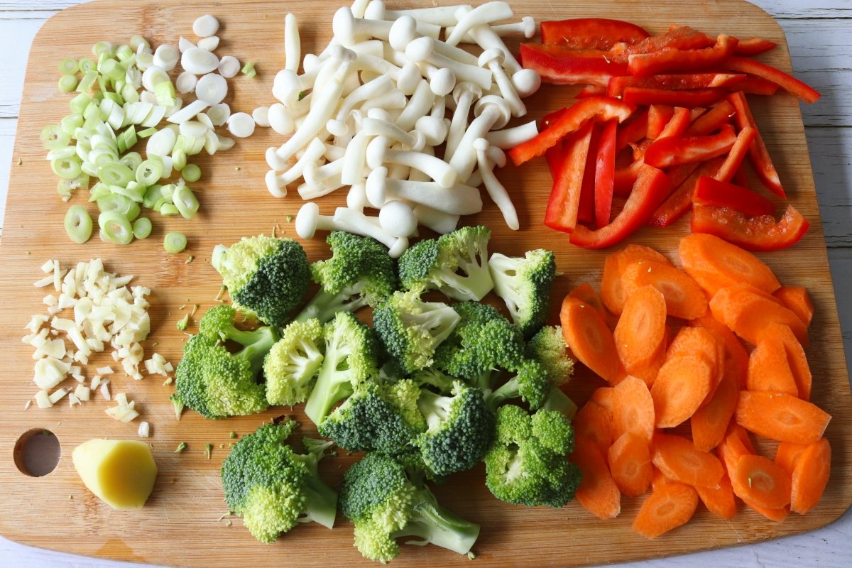 Cortar las verduras para el wok