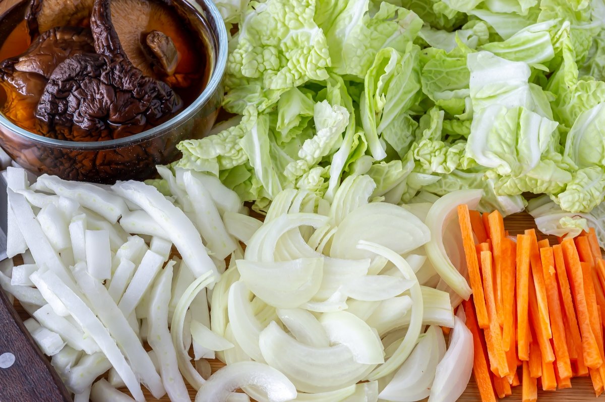 Cortar las verduras para el yaki udon