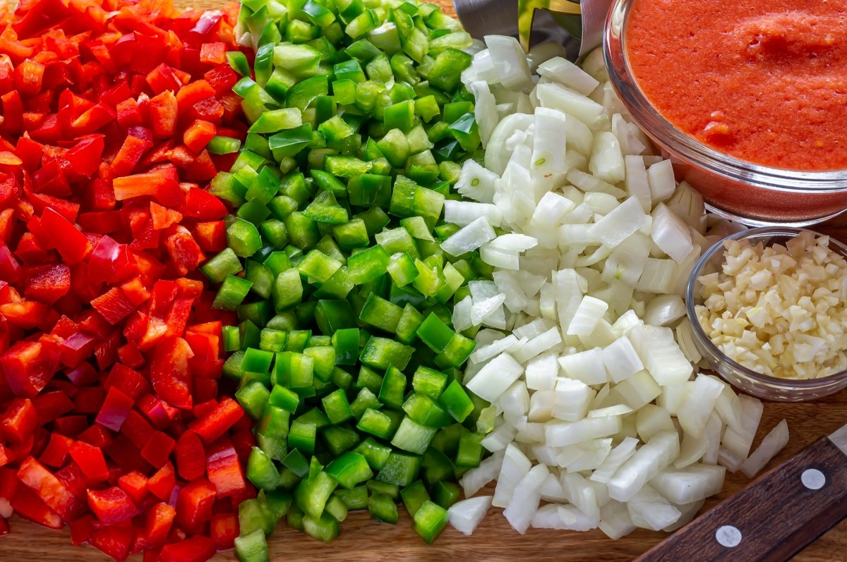 Cortar las verduras para hacer el chilindrón