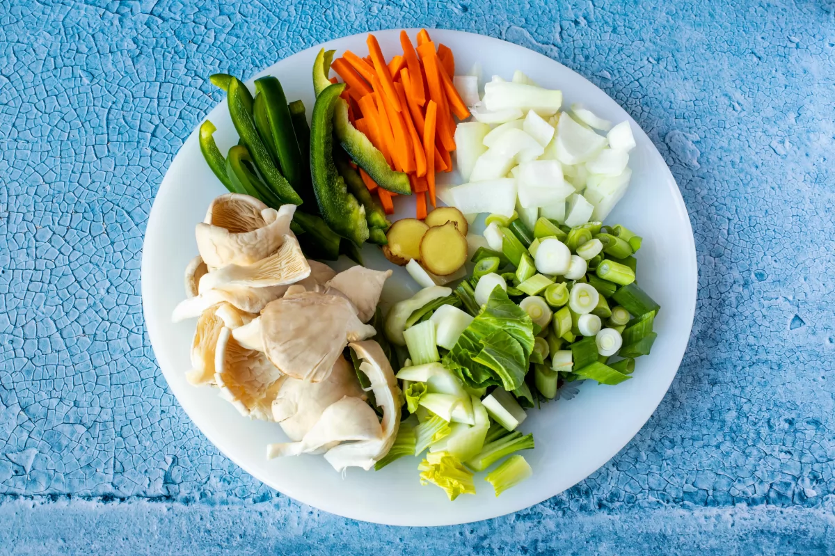 Cortar las verduras para hacer el salteado de cerdo con verduras *