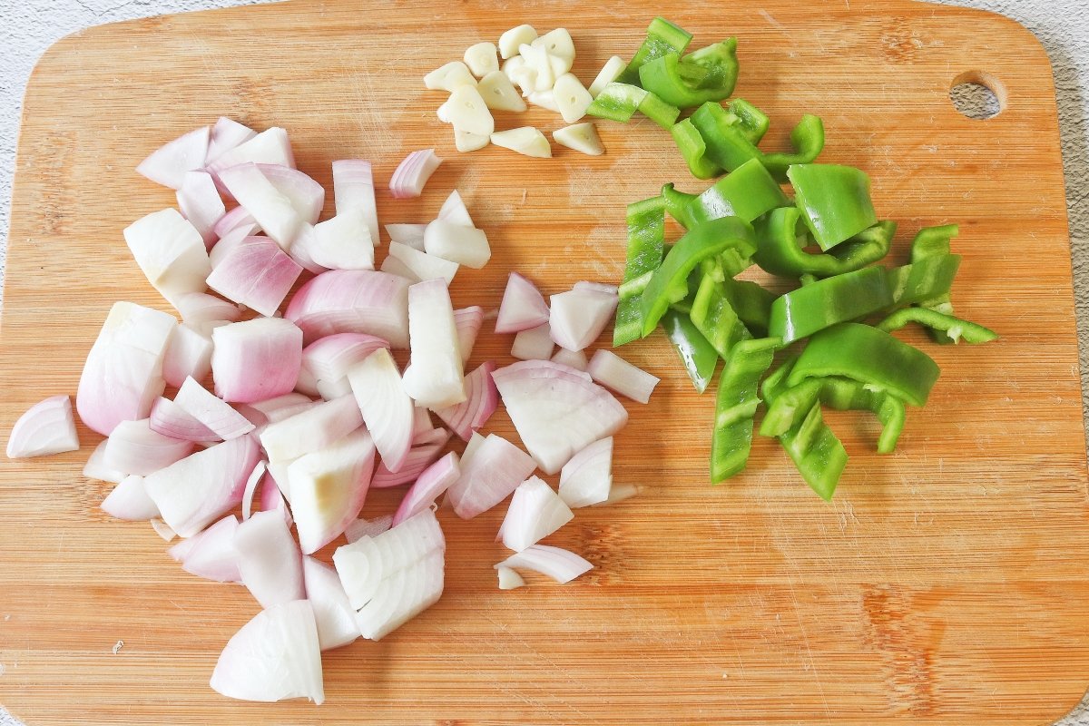 Cortar las verduras para hacer la cabezada de cerdo en salsa