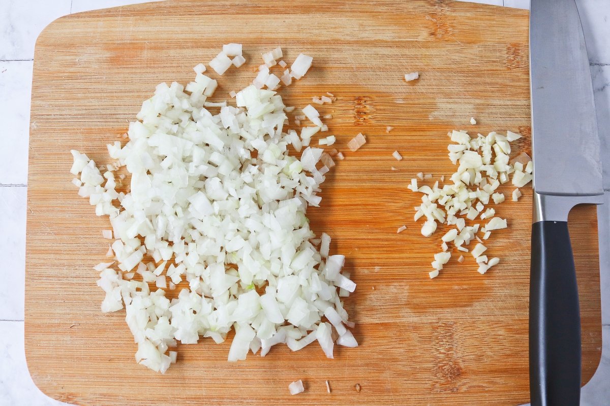 Cortar las verduras para la farofa