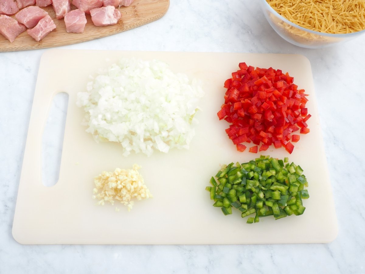 Cortar las verduras para la fideuá de carne